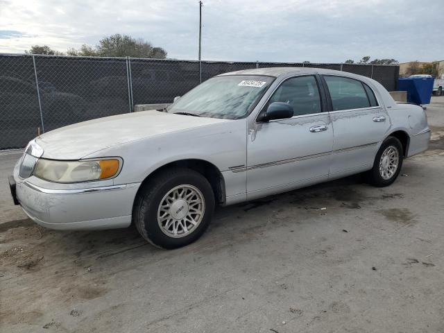  Salvage Lincoln Towncar