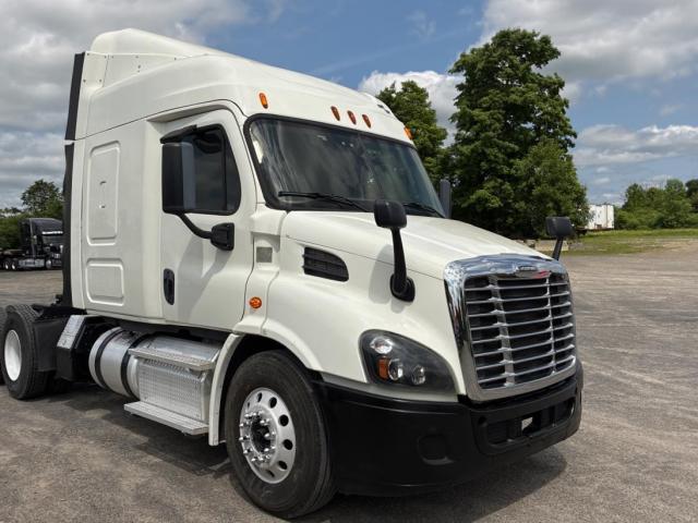  Salvage Freightliner Cascadia 1
