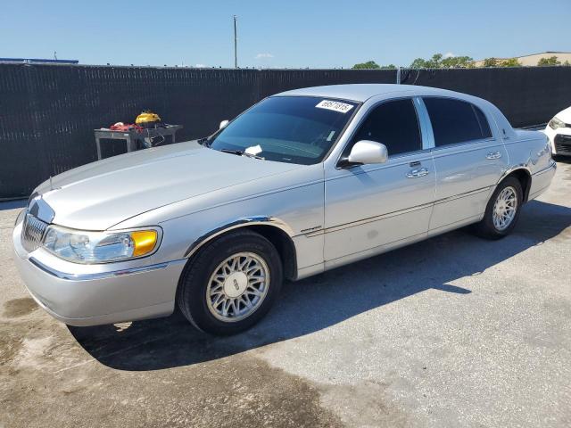  Salvage Lincoln Towncar
