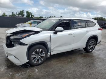  Salvage Toyota Highlander