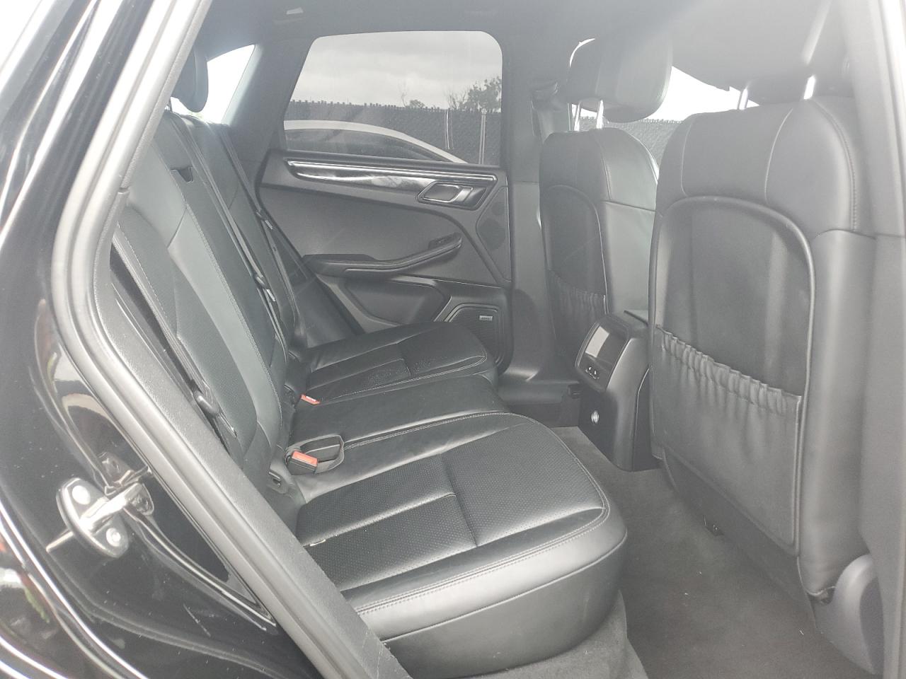 Porsche Macan S Image 10