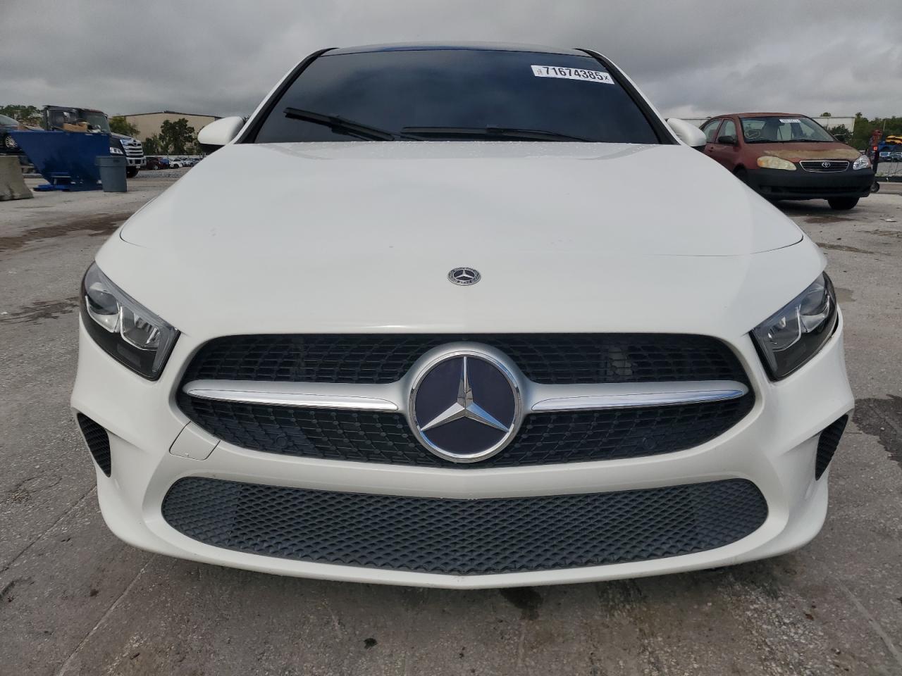 Mercedes-Benz A-Class 220 Image 11