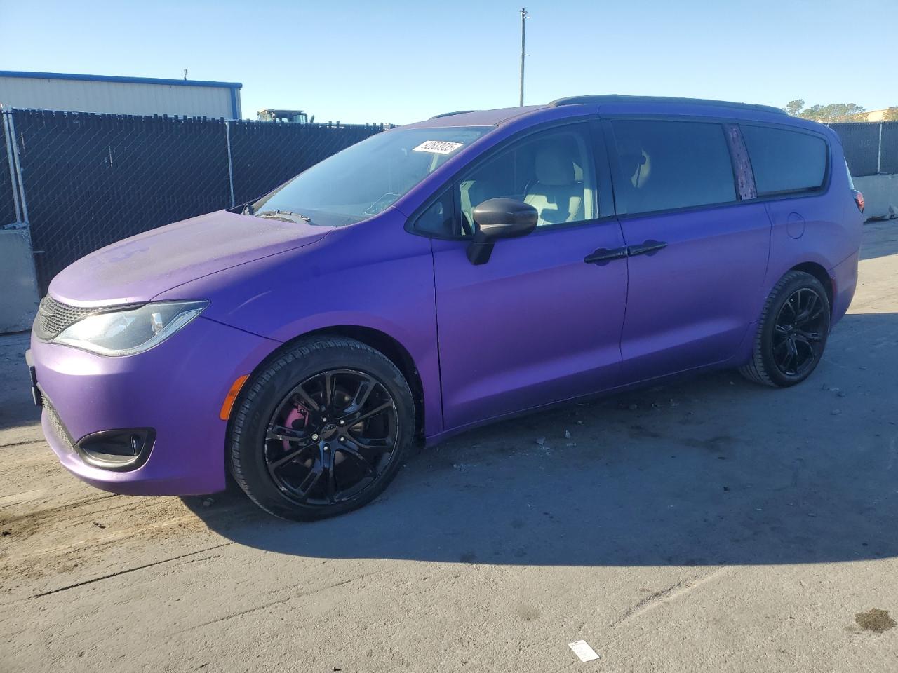 Chrysler Pacifica Touring L Image 1