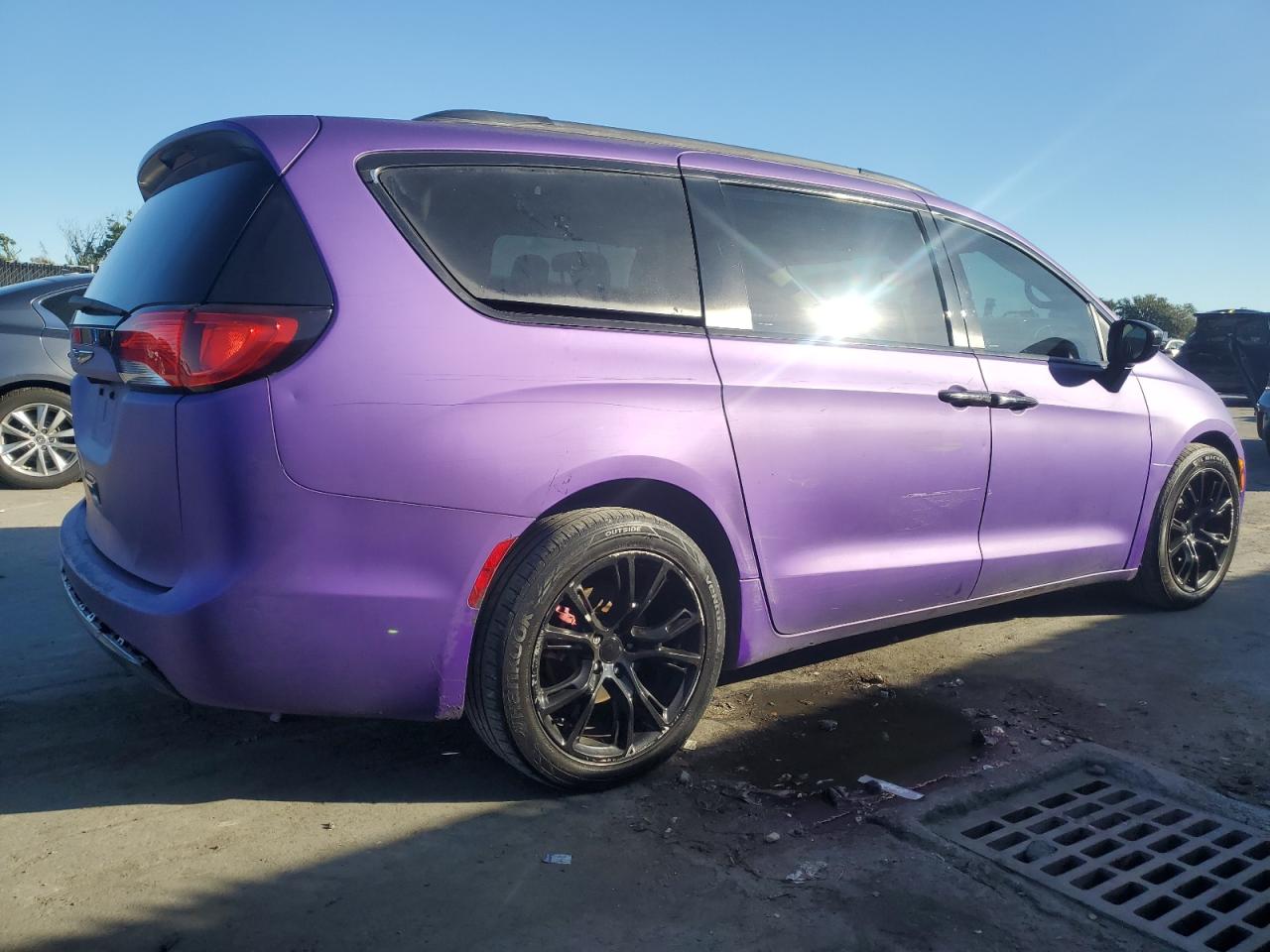 Chrysler Pacifica Touring L Image 4