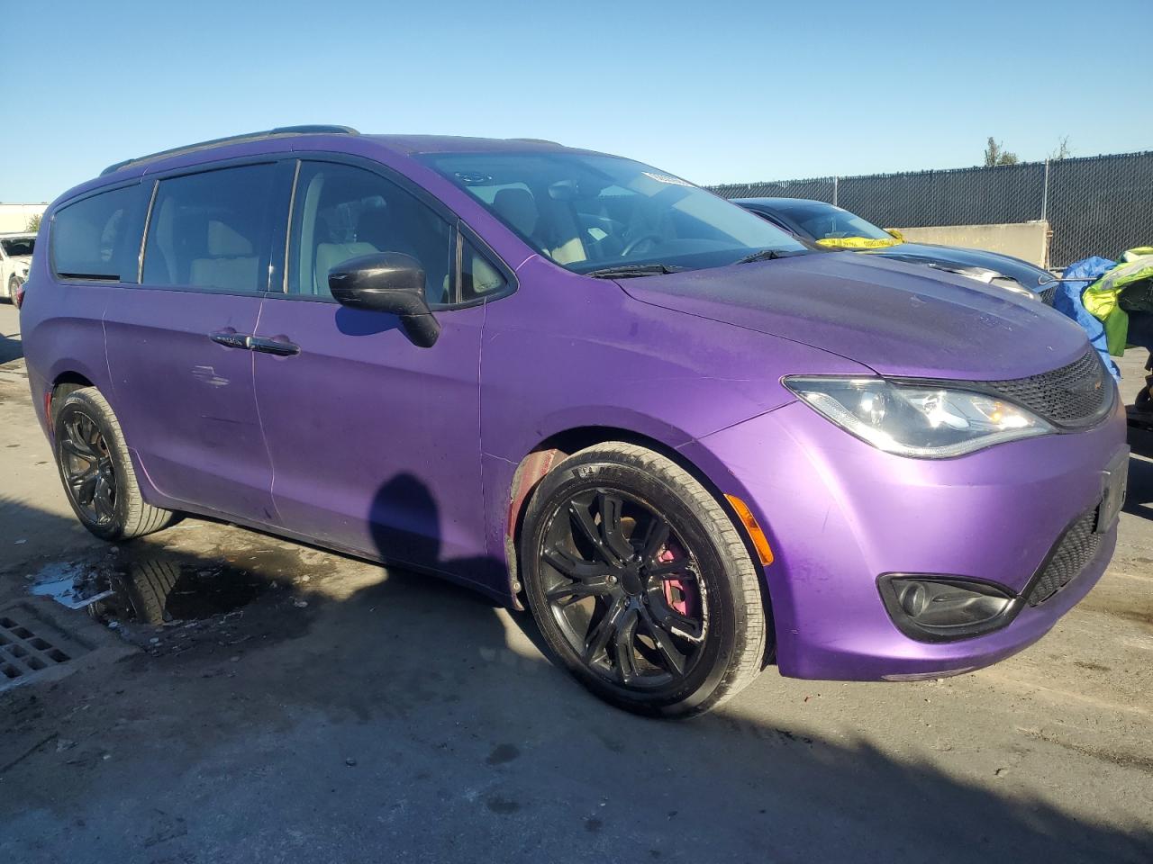 Chrysler Pacifica Touring L Image 2