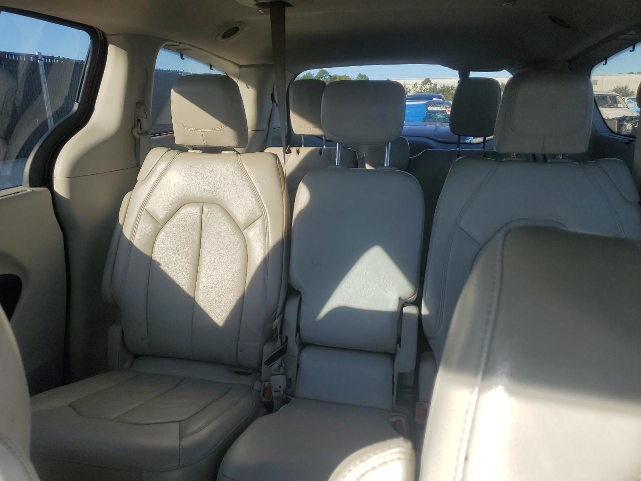 Chrysler Pacifica Touring L Image 6