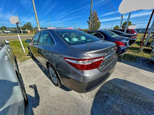 Toyota Camry Le Image 3