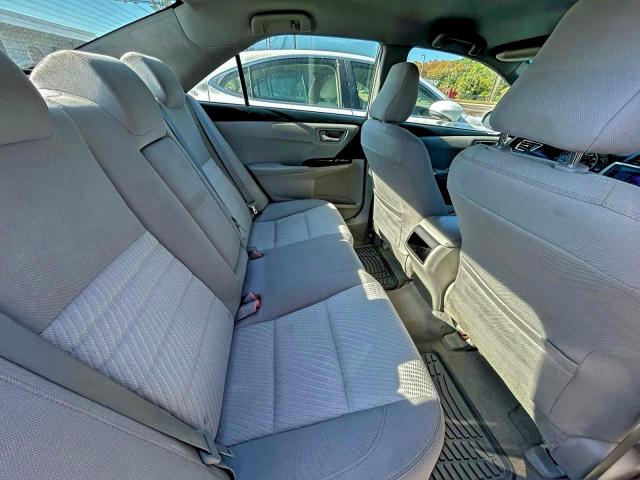 Toyota Camry Le Image 5