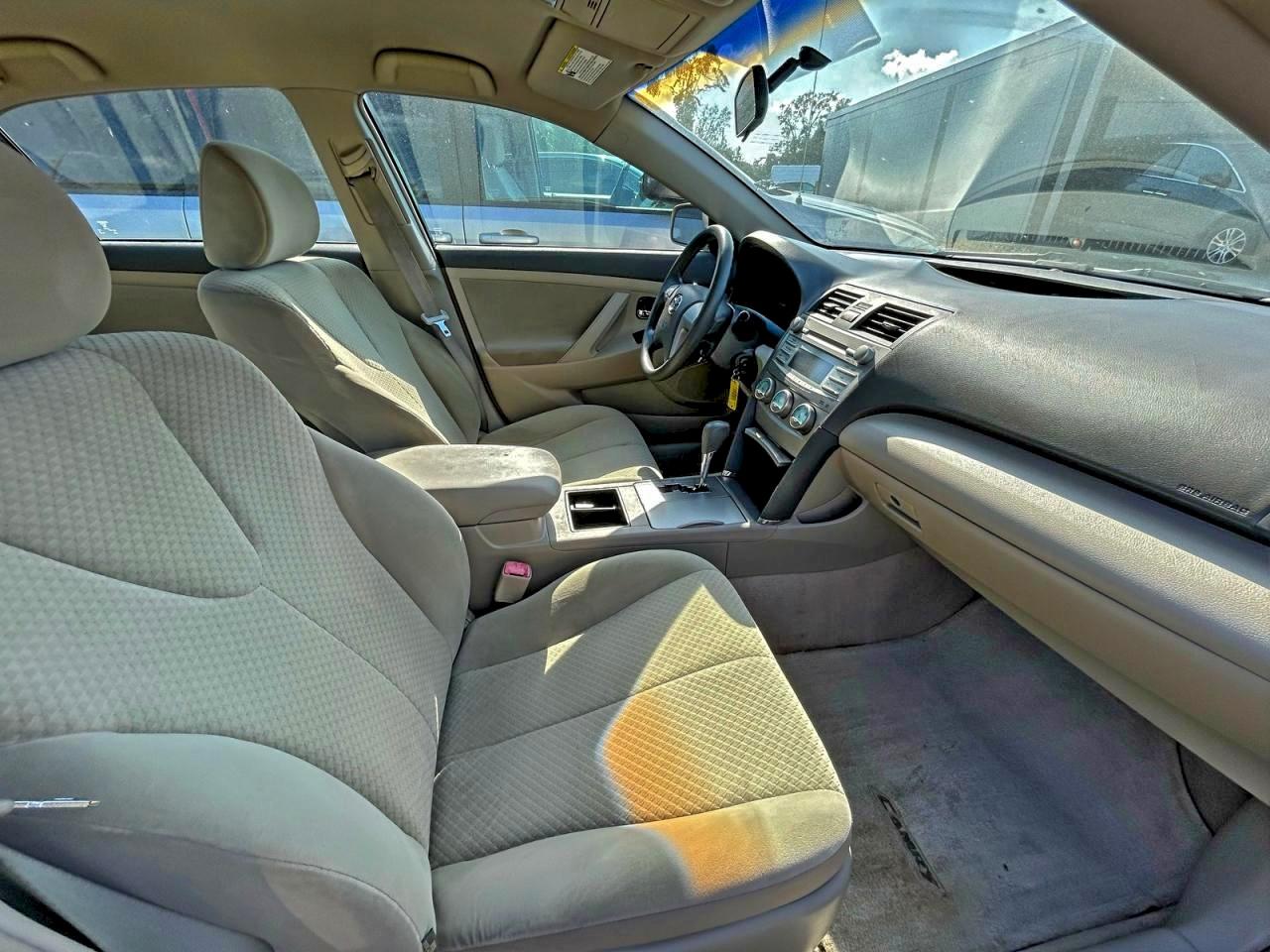 Toyota Camry Ce Image 8