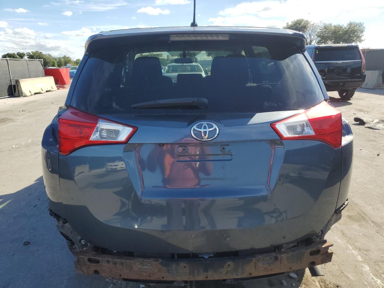 Toyota RAV4 Le Image 8