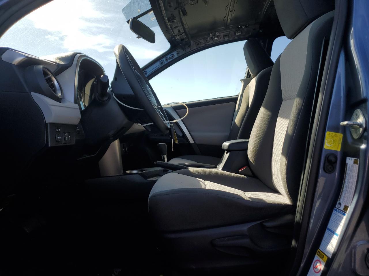 Toyota RAV4 Le Image 14