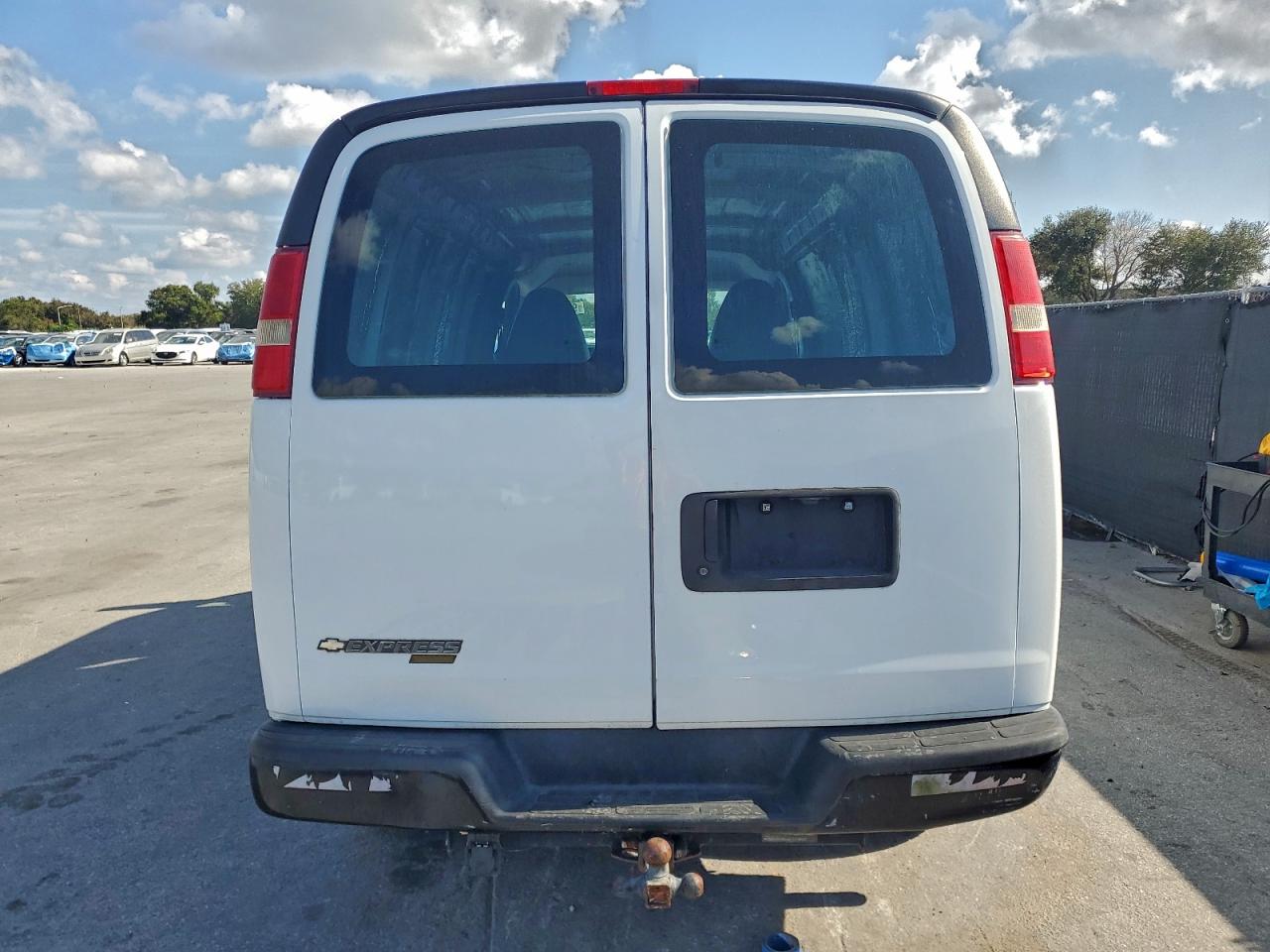 Chevrolet Express Image 3