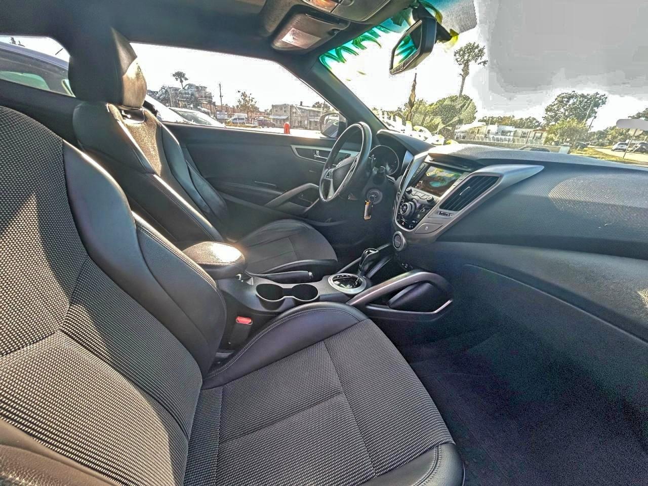 Hyundai VELOSTER Image 4