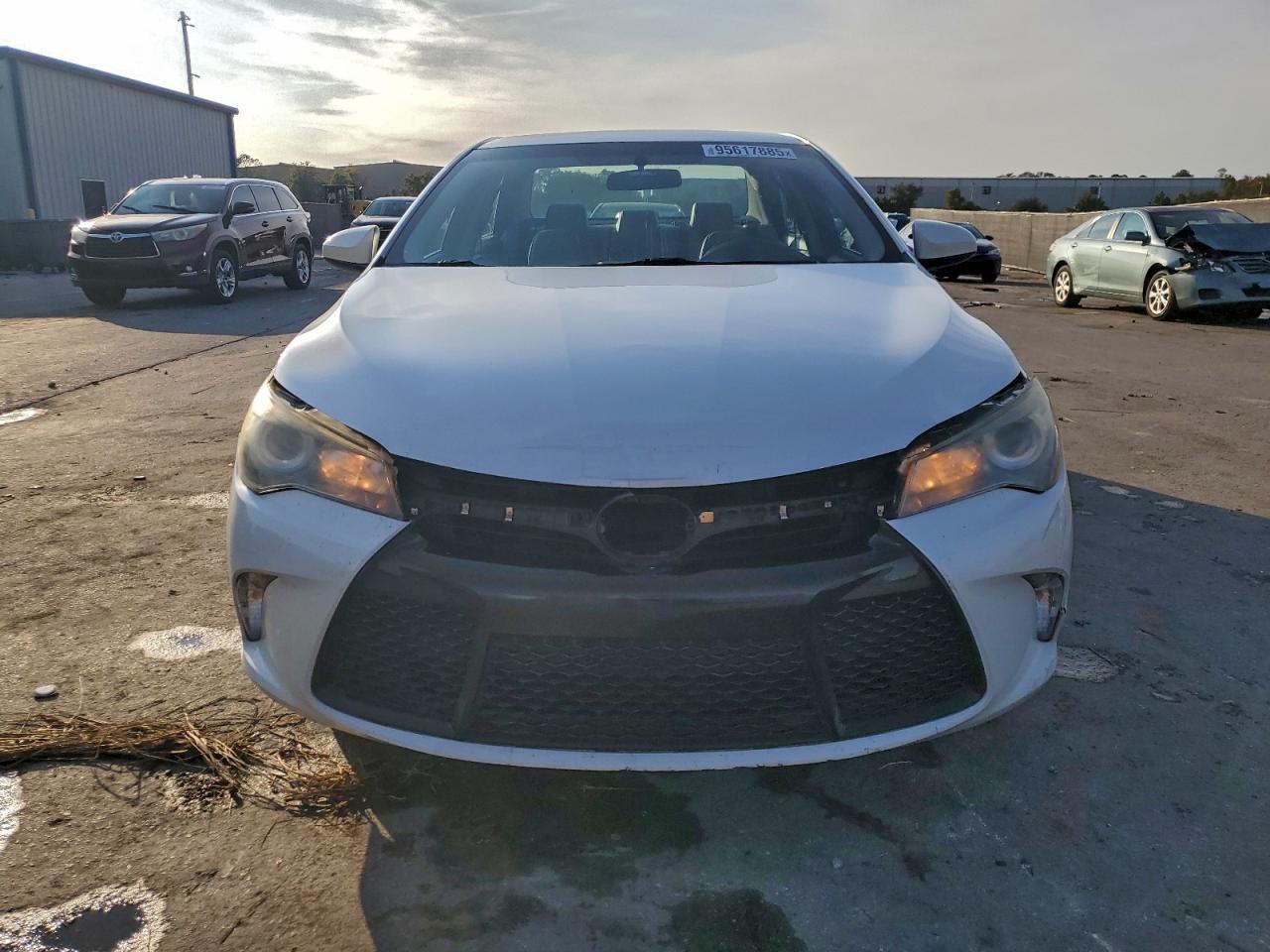 Toyota Camry Le Image 2