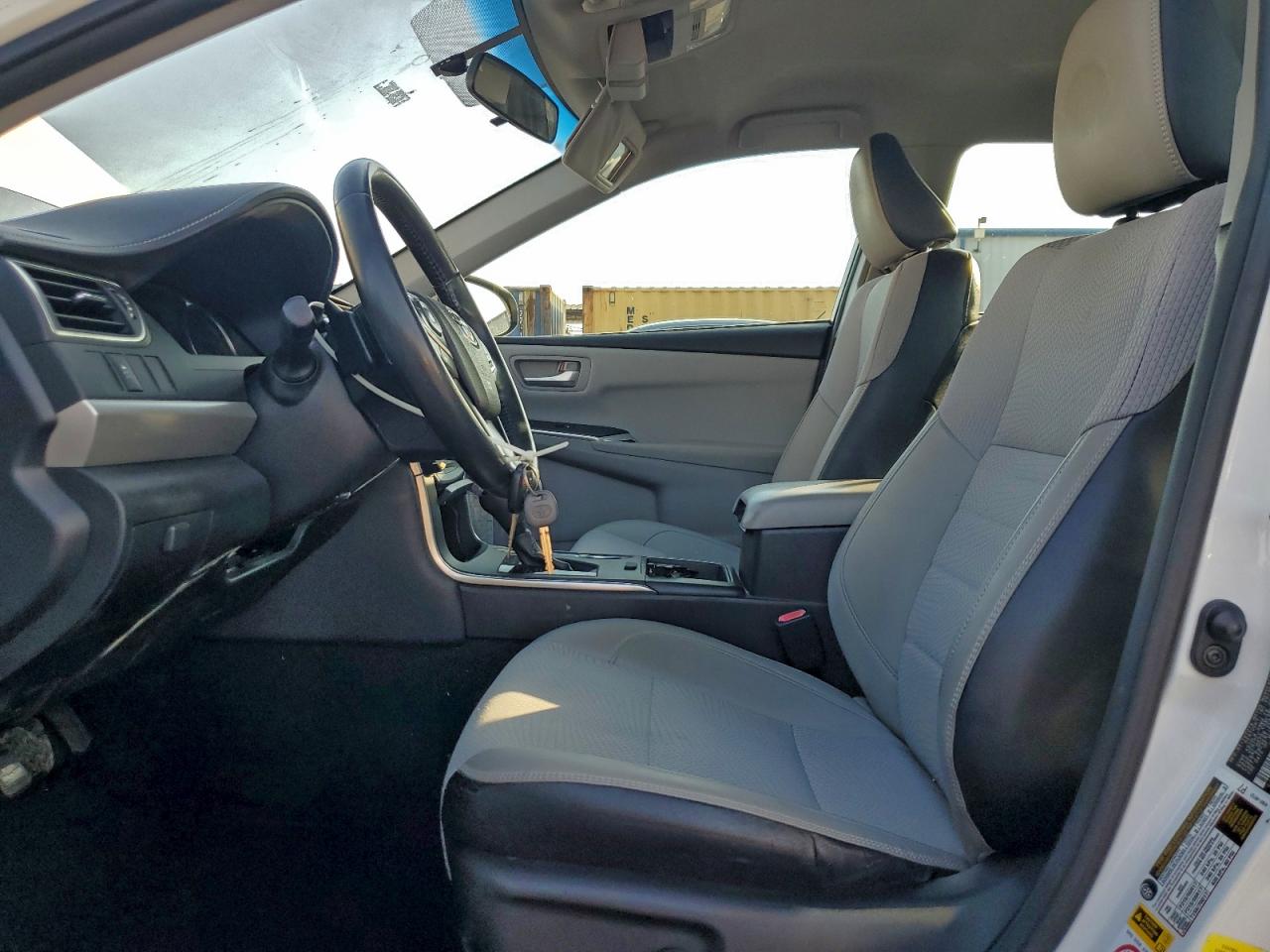 Toyota Camry Le Image 4