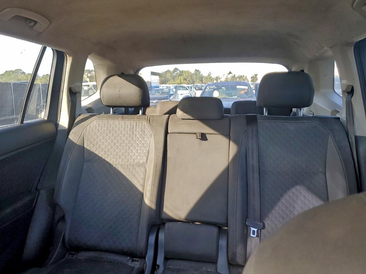 Volkswagen Tiguan S Image 12