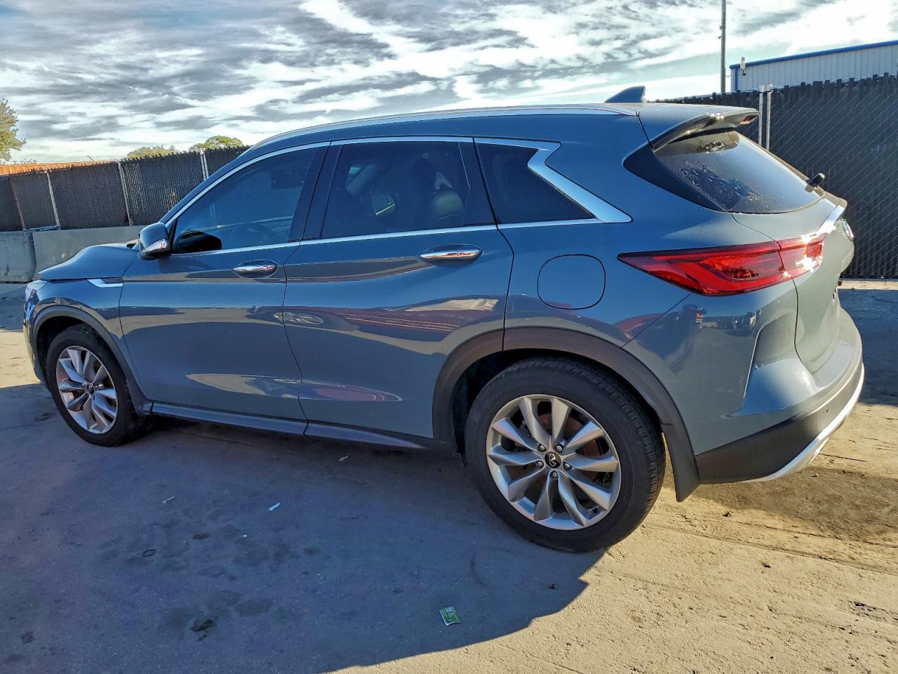 INFINITI Qx Essential Image 3