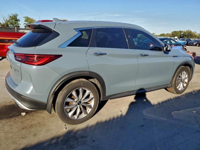 INFINITI Qx Essential Image 2