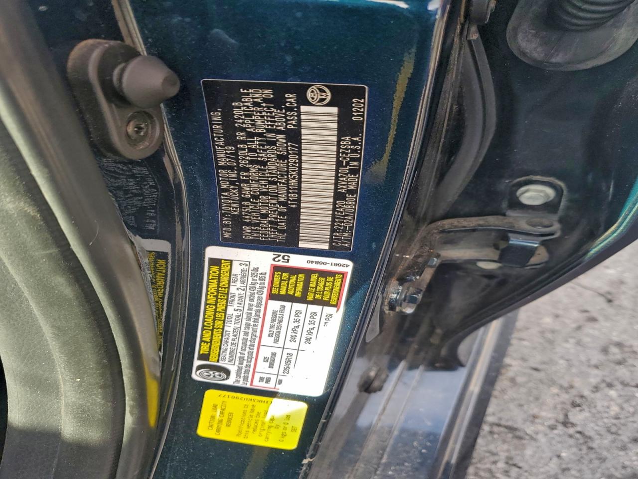 Toyota Camry L Image 11