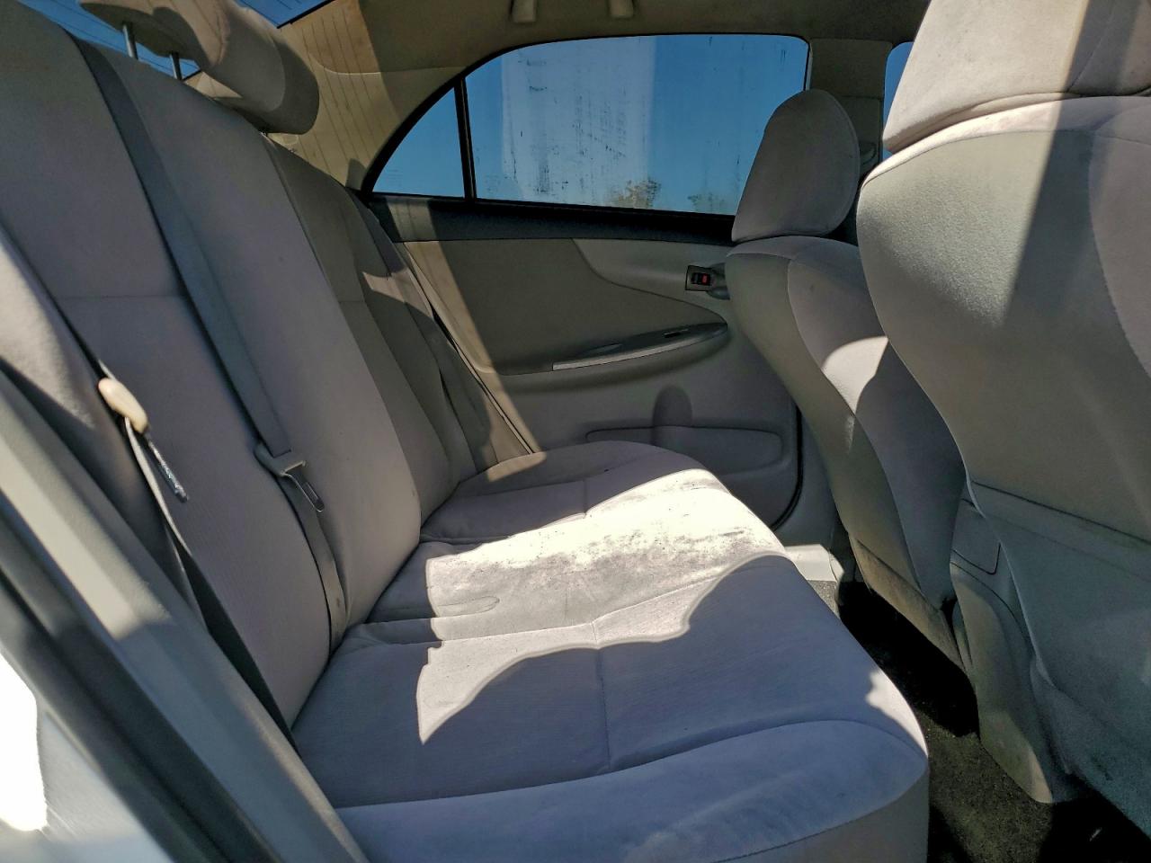 Toyota Corolla Base Image 2