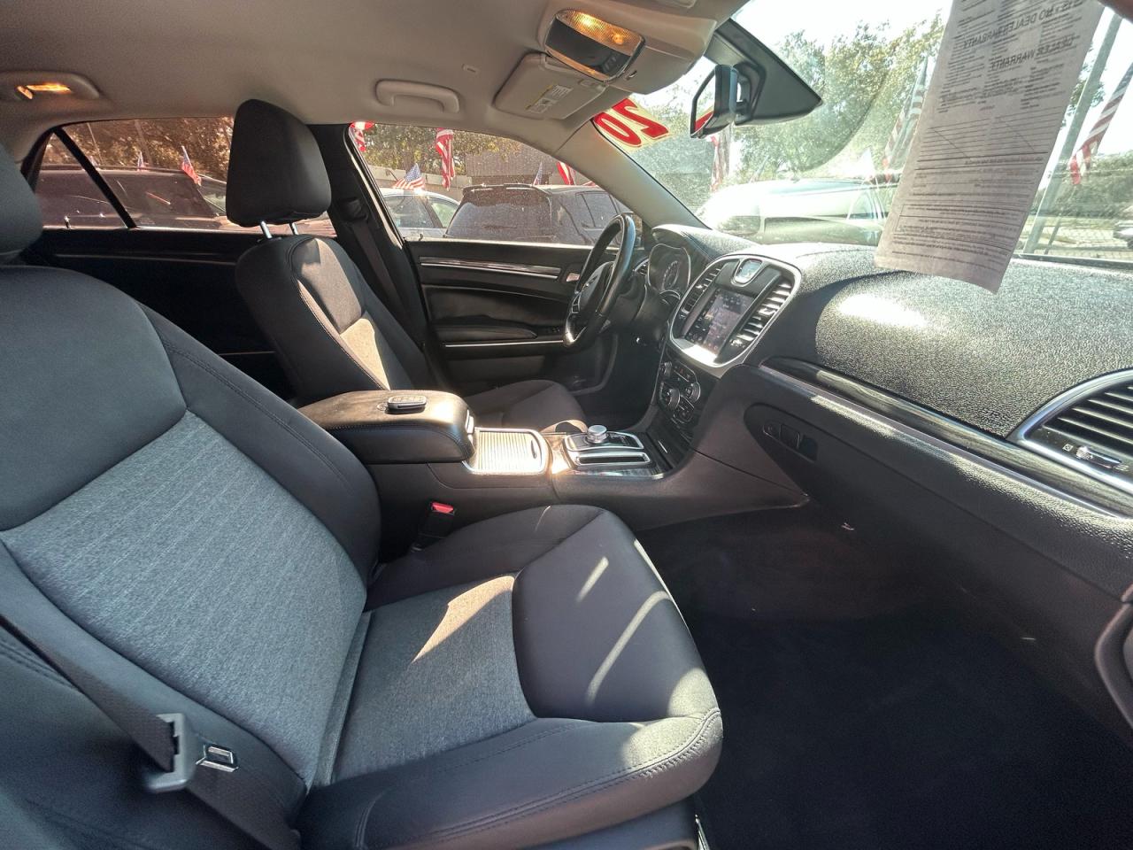 Chrysler 300 Touring Image 2