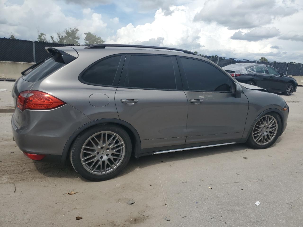 Porsche Cayenne S Image 10