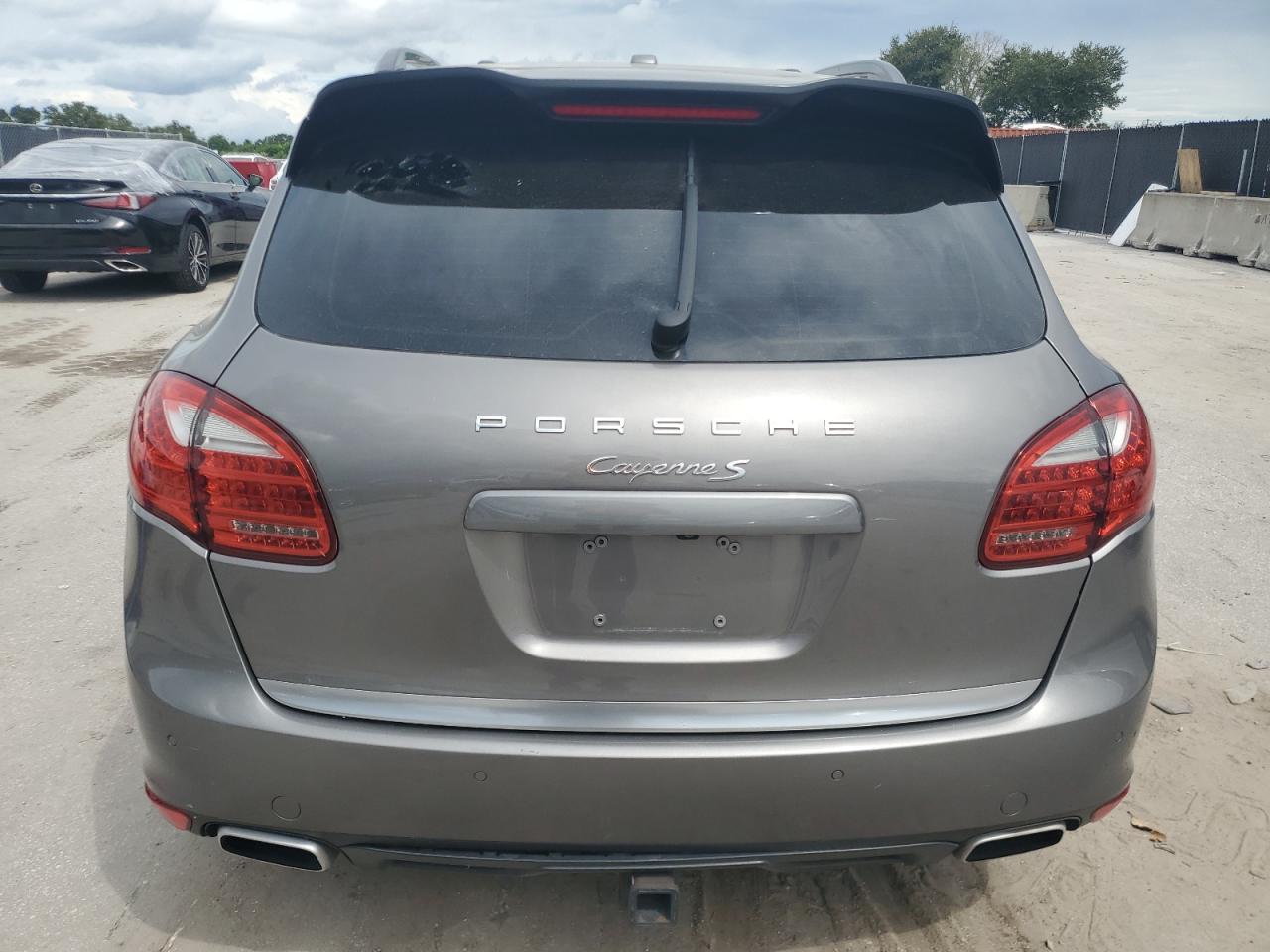 Porsche Cayenne S Image 2