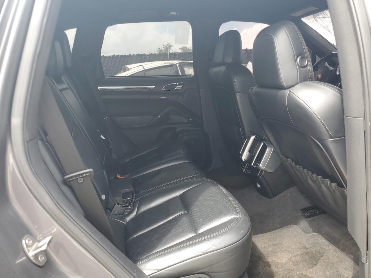 Porsche Cayenne S Image 7