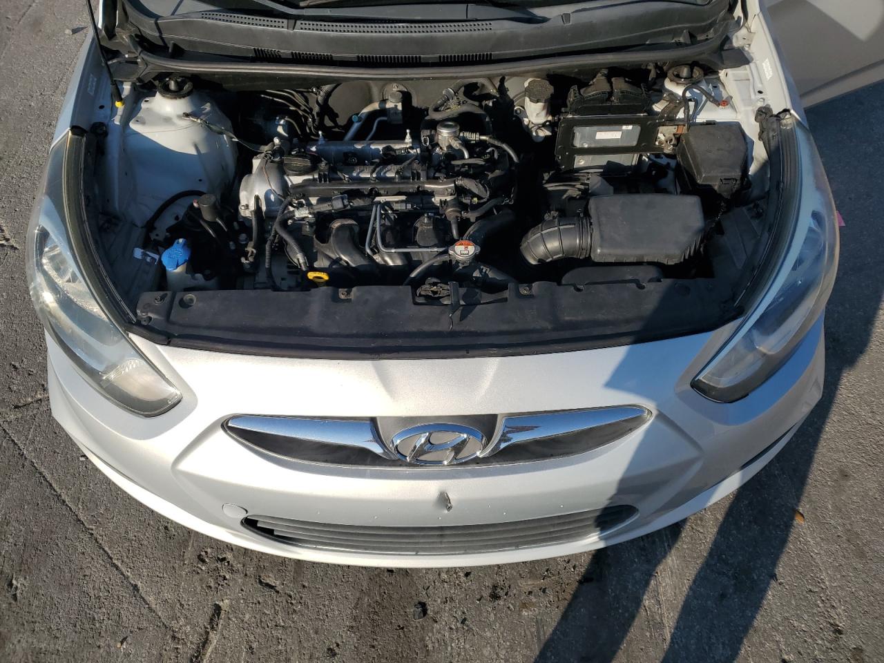 Hyundai ACCENT Gls Image 11