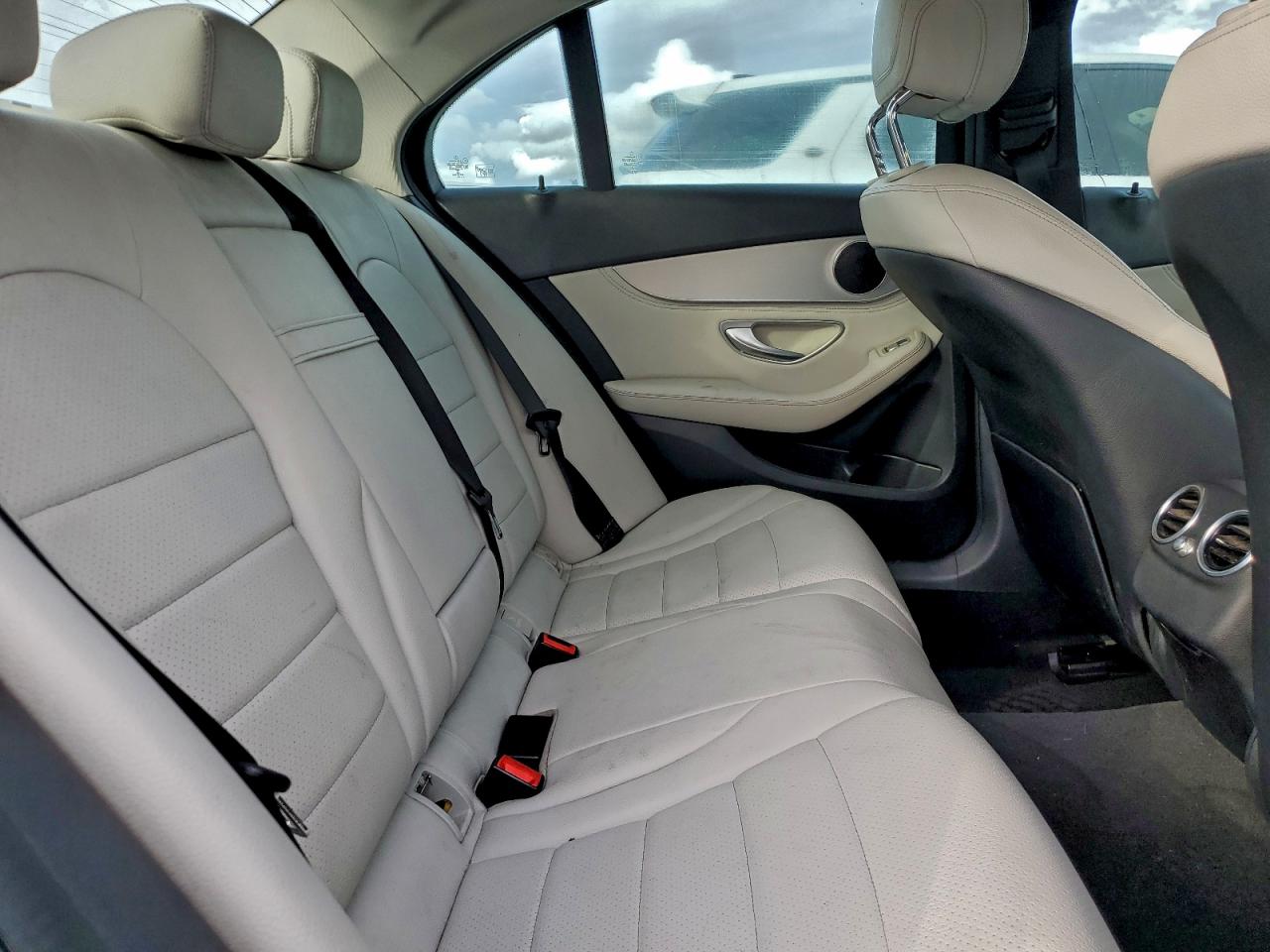 Mercedes-Benz C-Class 300 Image 7