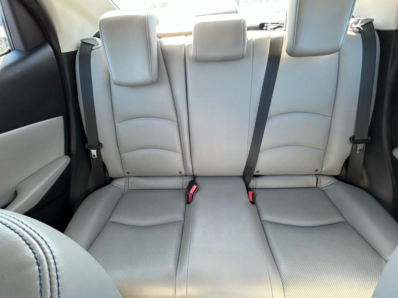 Toyota Yaris L Image 2