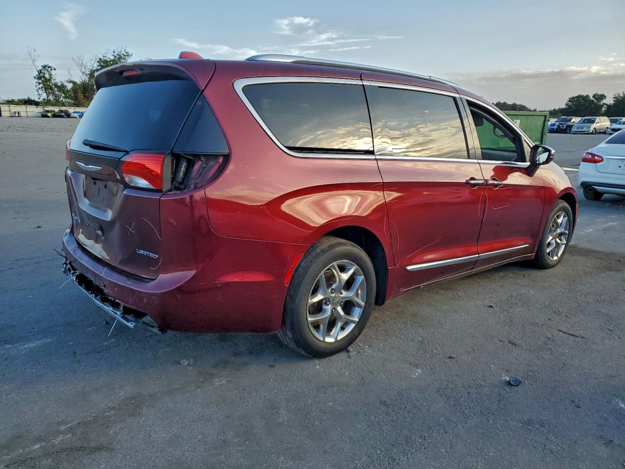 Chrysler Pacifica Limited Image 3