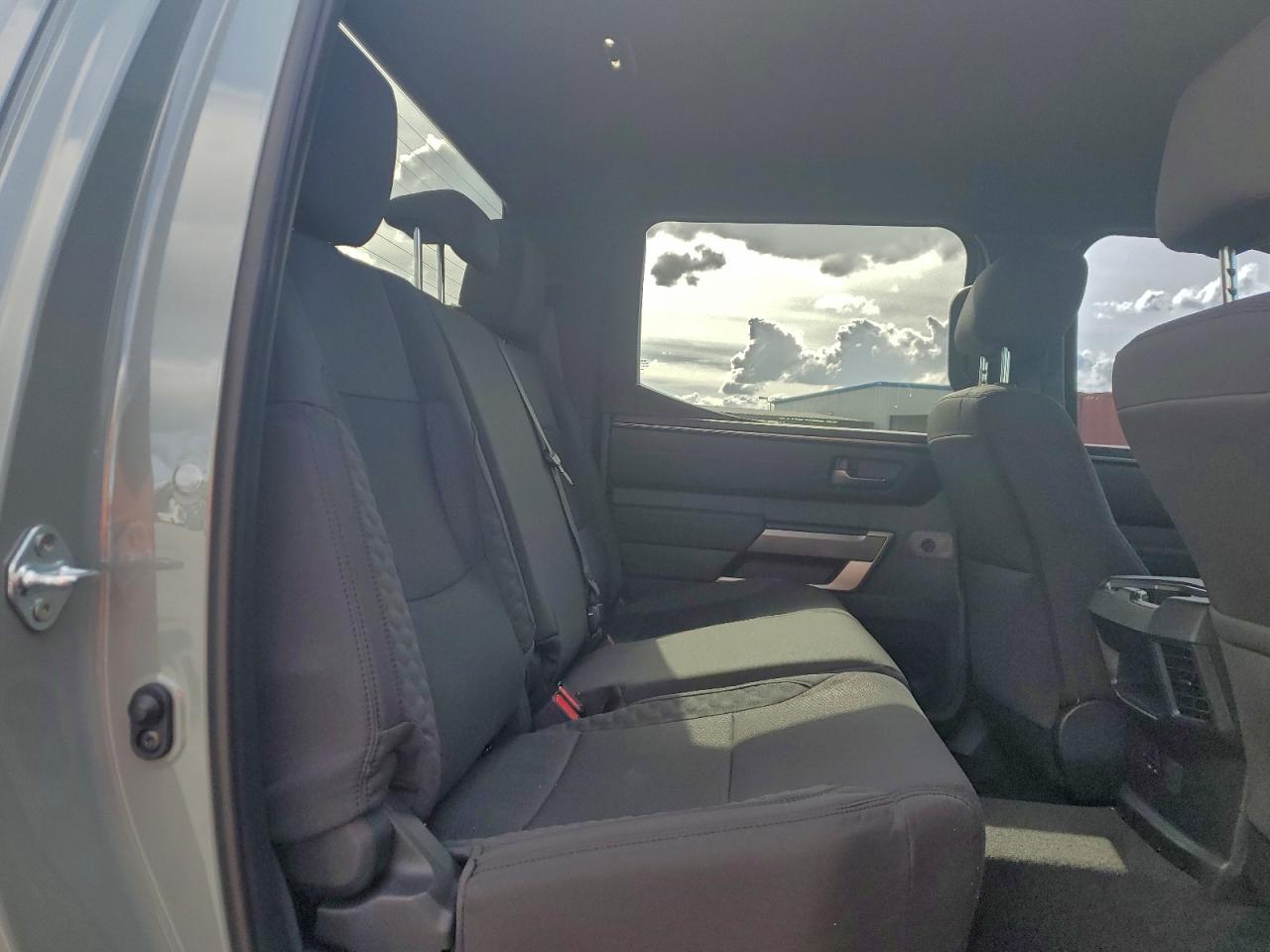 Toyota Tundra Crewmax Sr Image 3