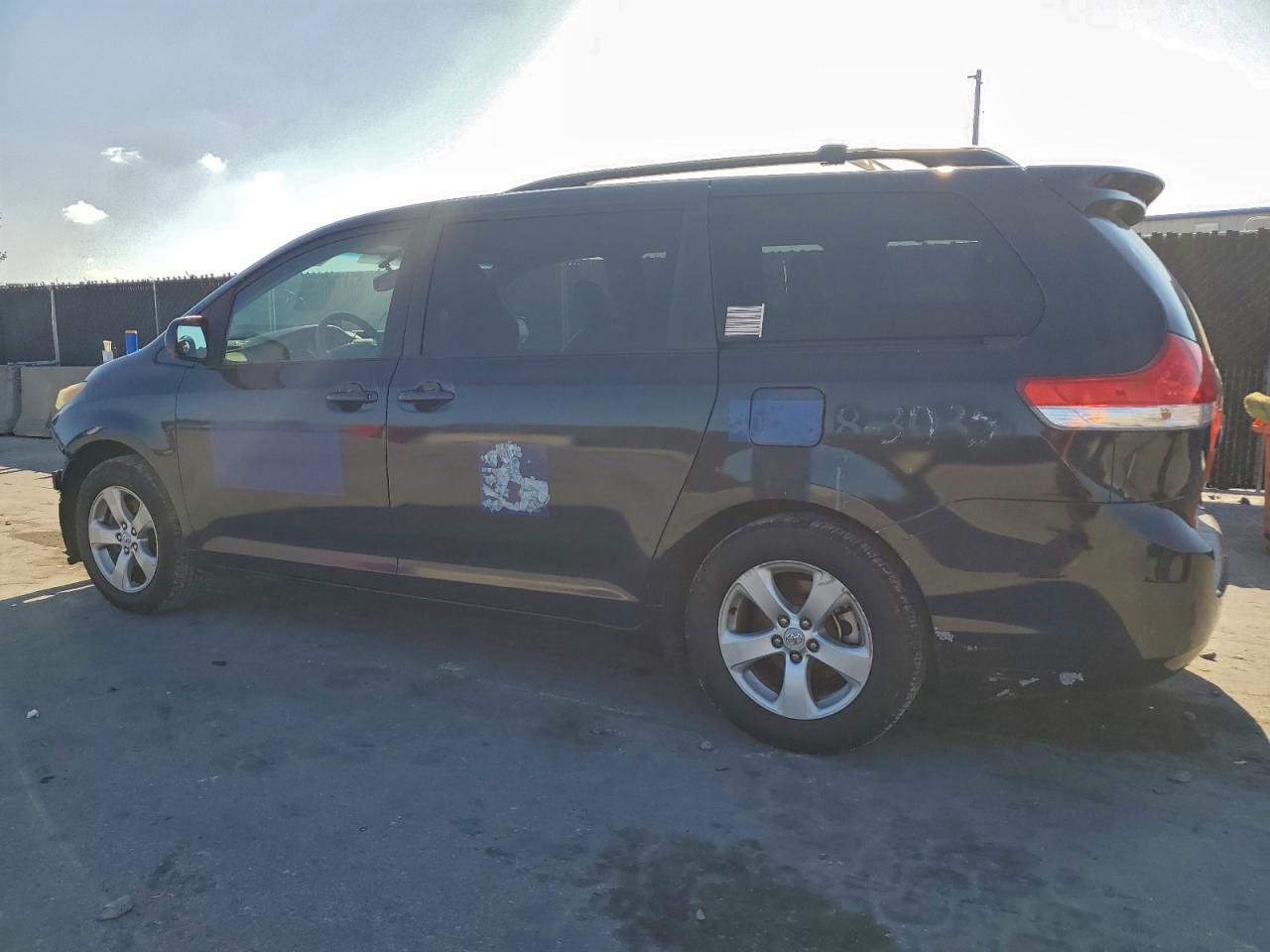 Toyota Sienna Le Image 13