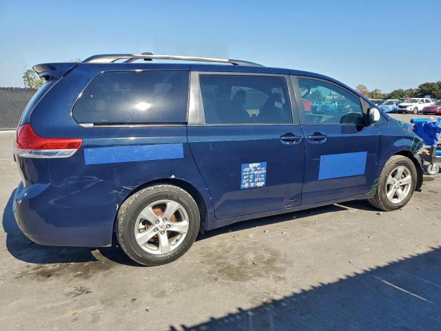 Toyota Sienna Le Image 12