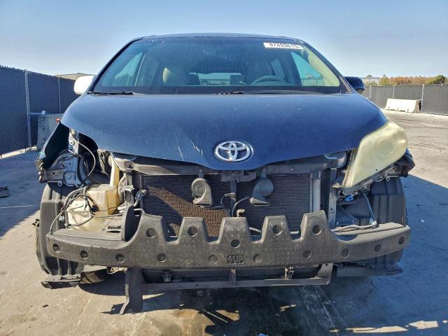 Toyota Sienna Le Image 8