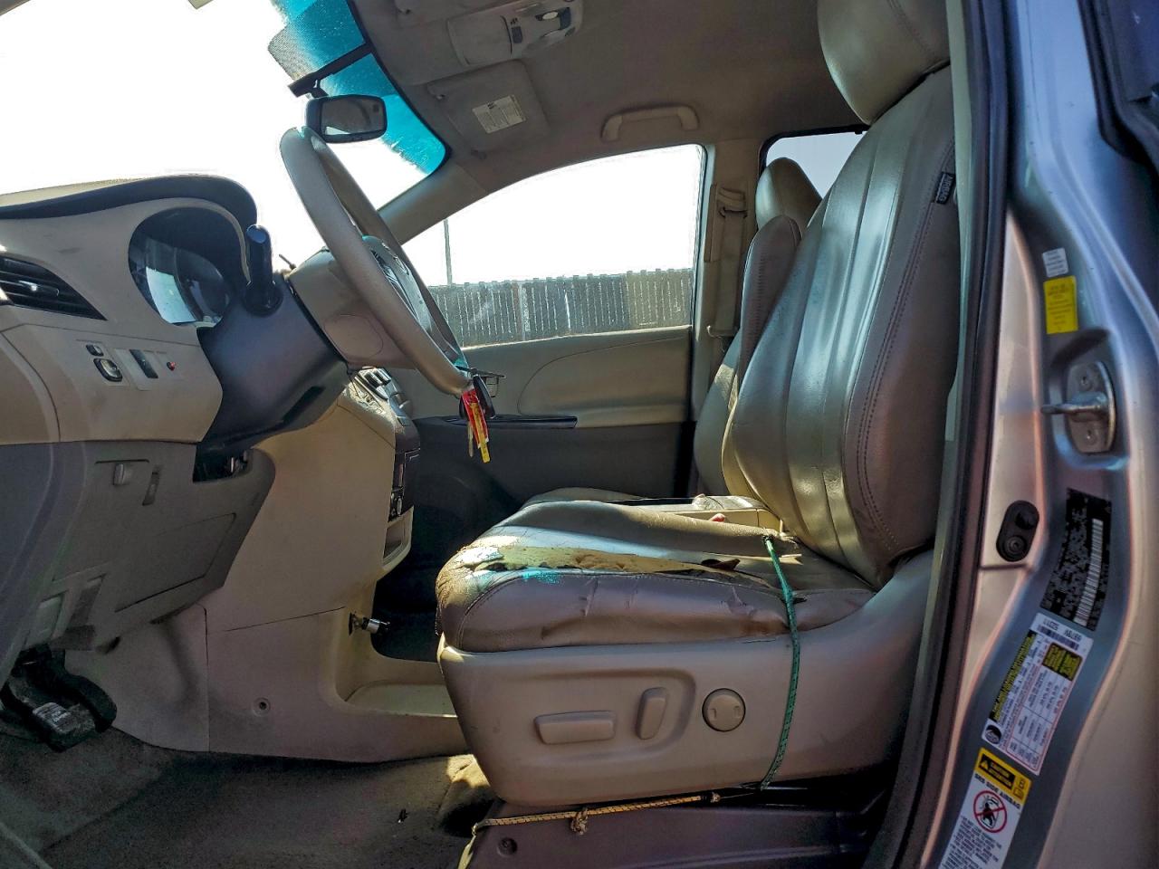 Toyota Sienna Le Image 9