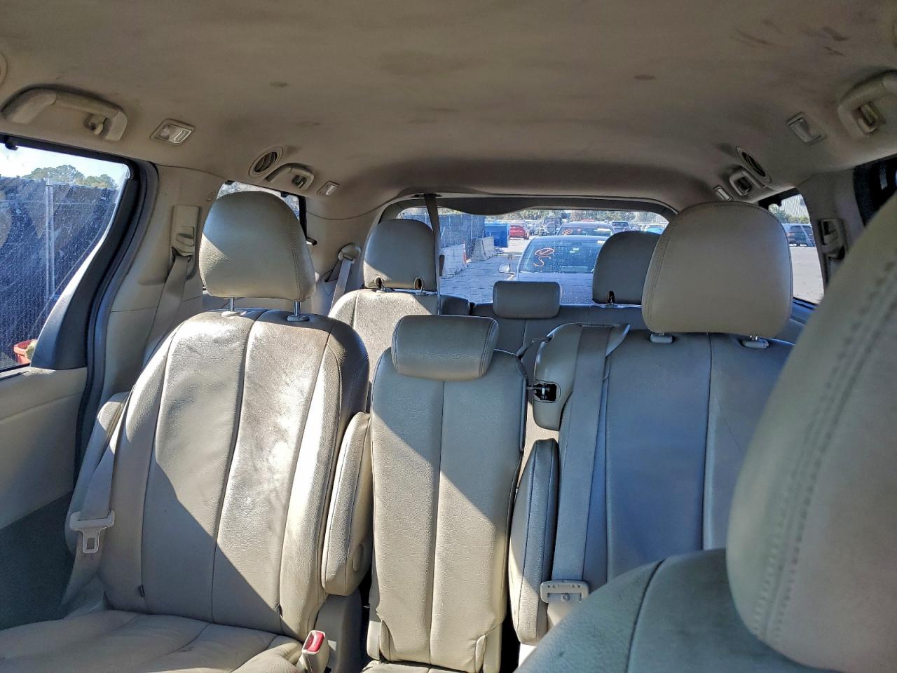 Toyota Sienna Le Image 4