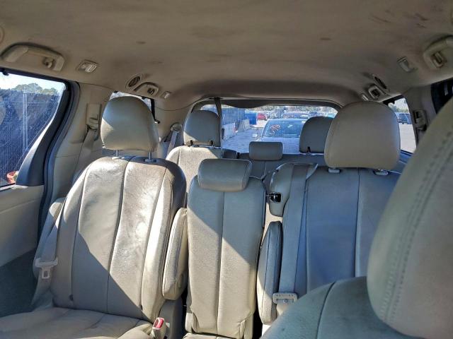 Toyota Sienna Le Image 4