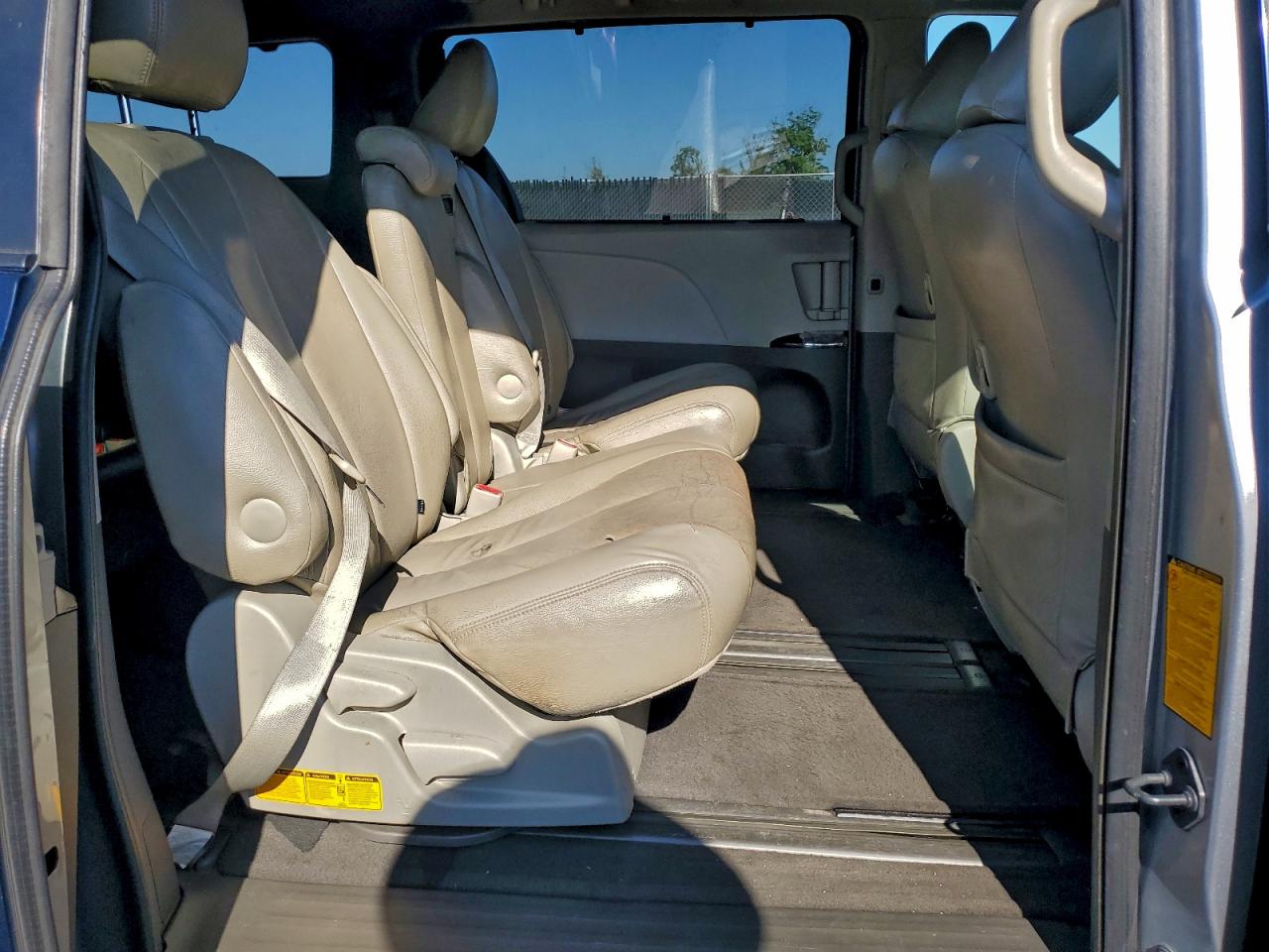 Toyota Sienna Le Image 6