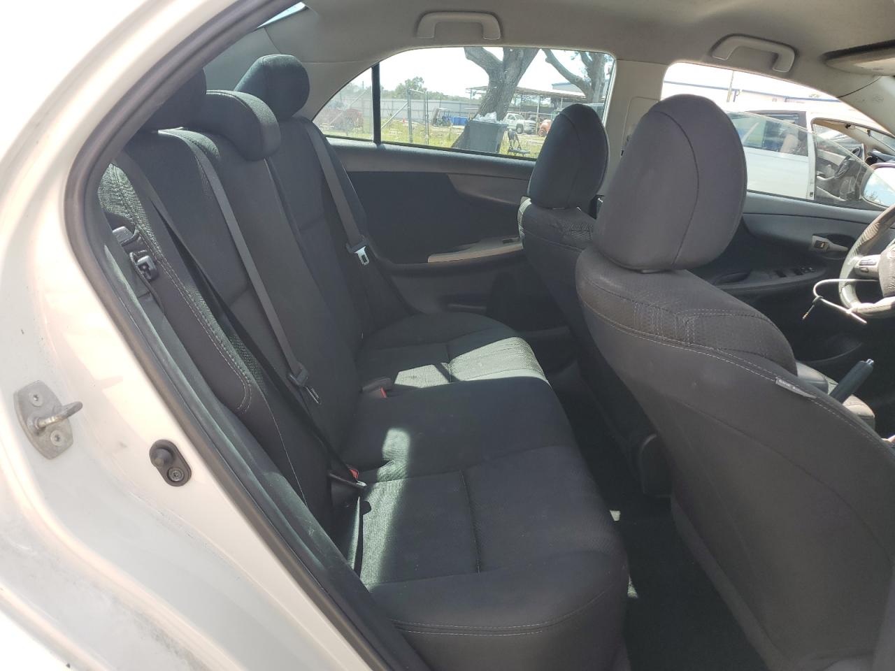 Toyota Corolla Base Image 9