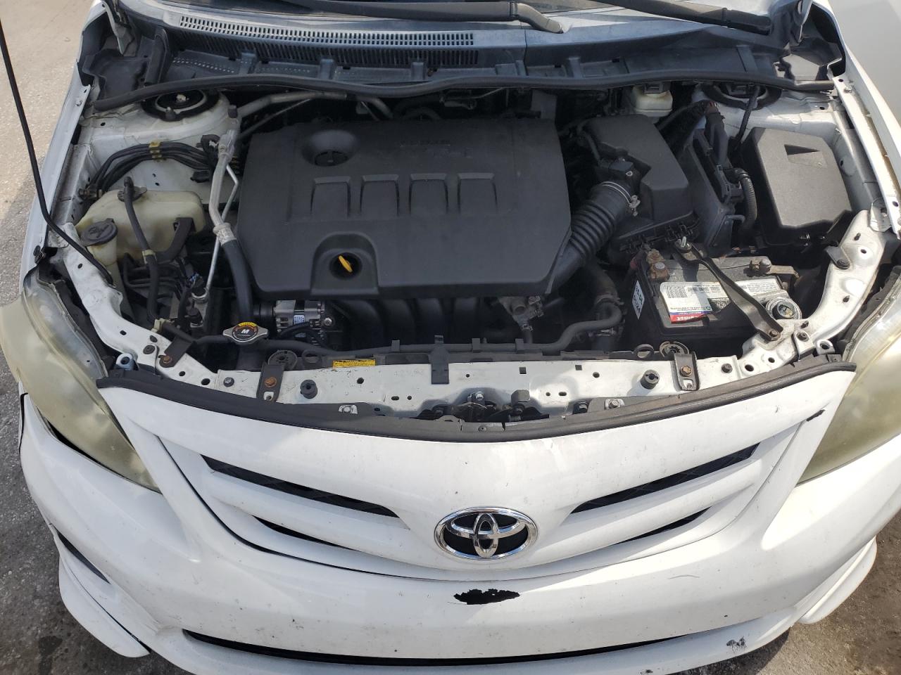 Toyota Corolla Base Image 12