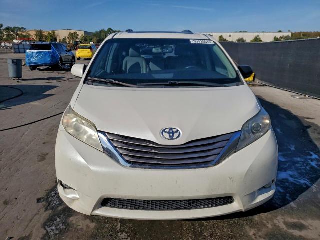 Toyota Sienna Xle Image 3