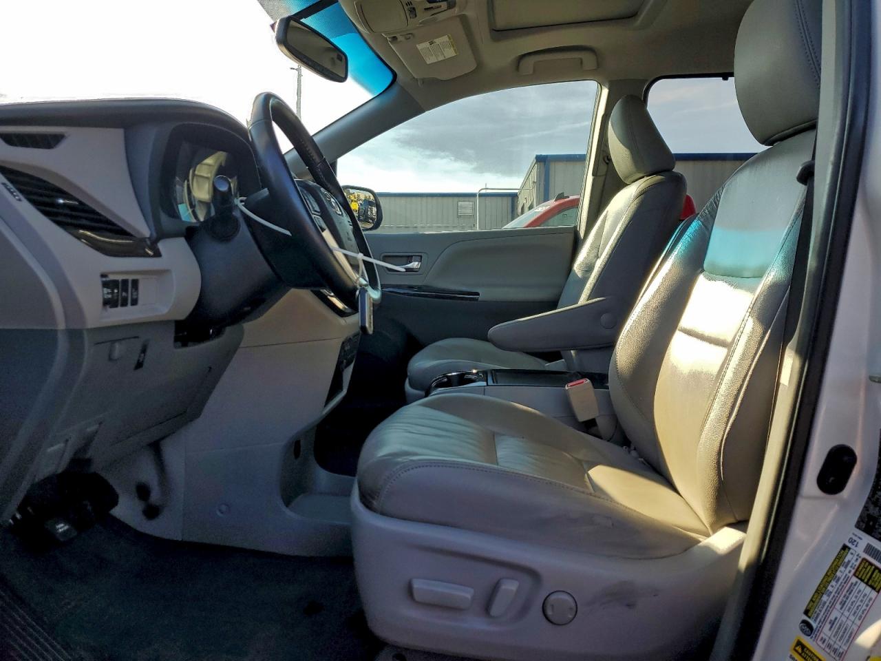 Toyota Sienna Xle Image 8
