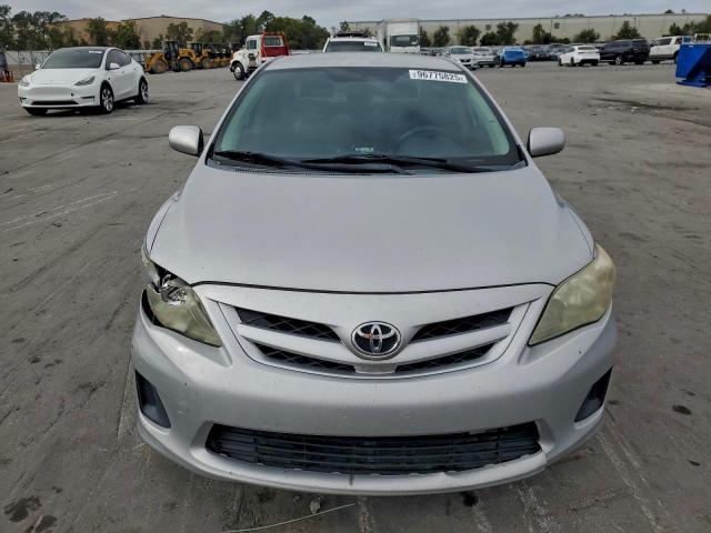 Toyota Corolla Base Image 9
