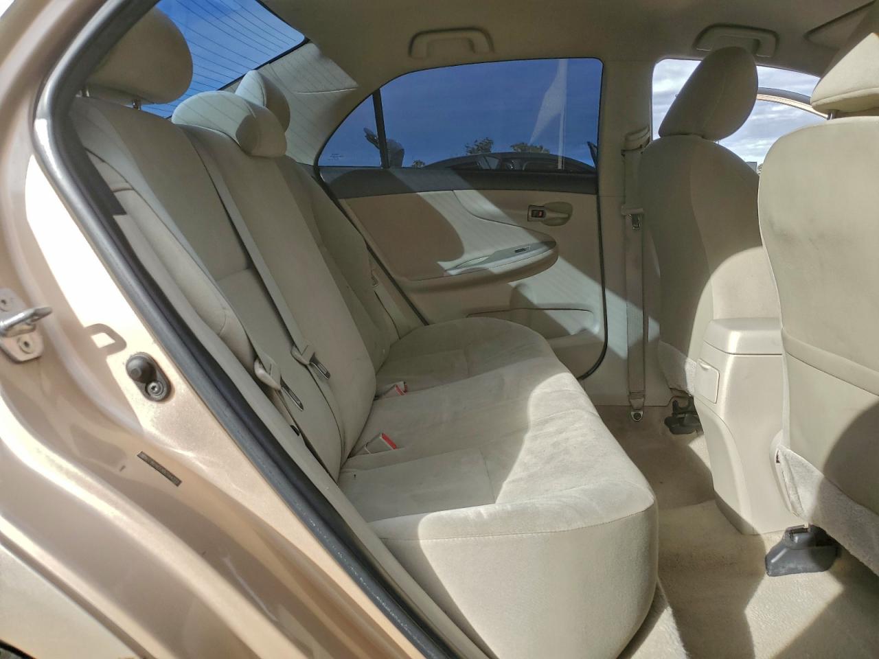 Toyota Corolla Base Image 11