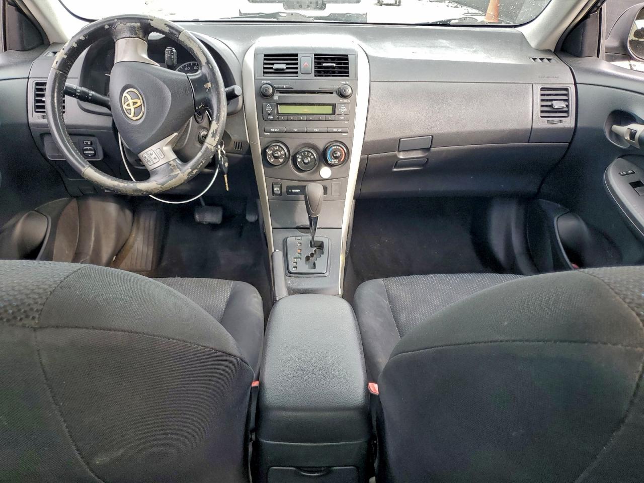 Toyota Corolla Base Image 9