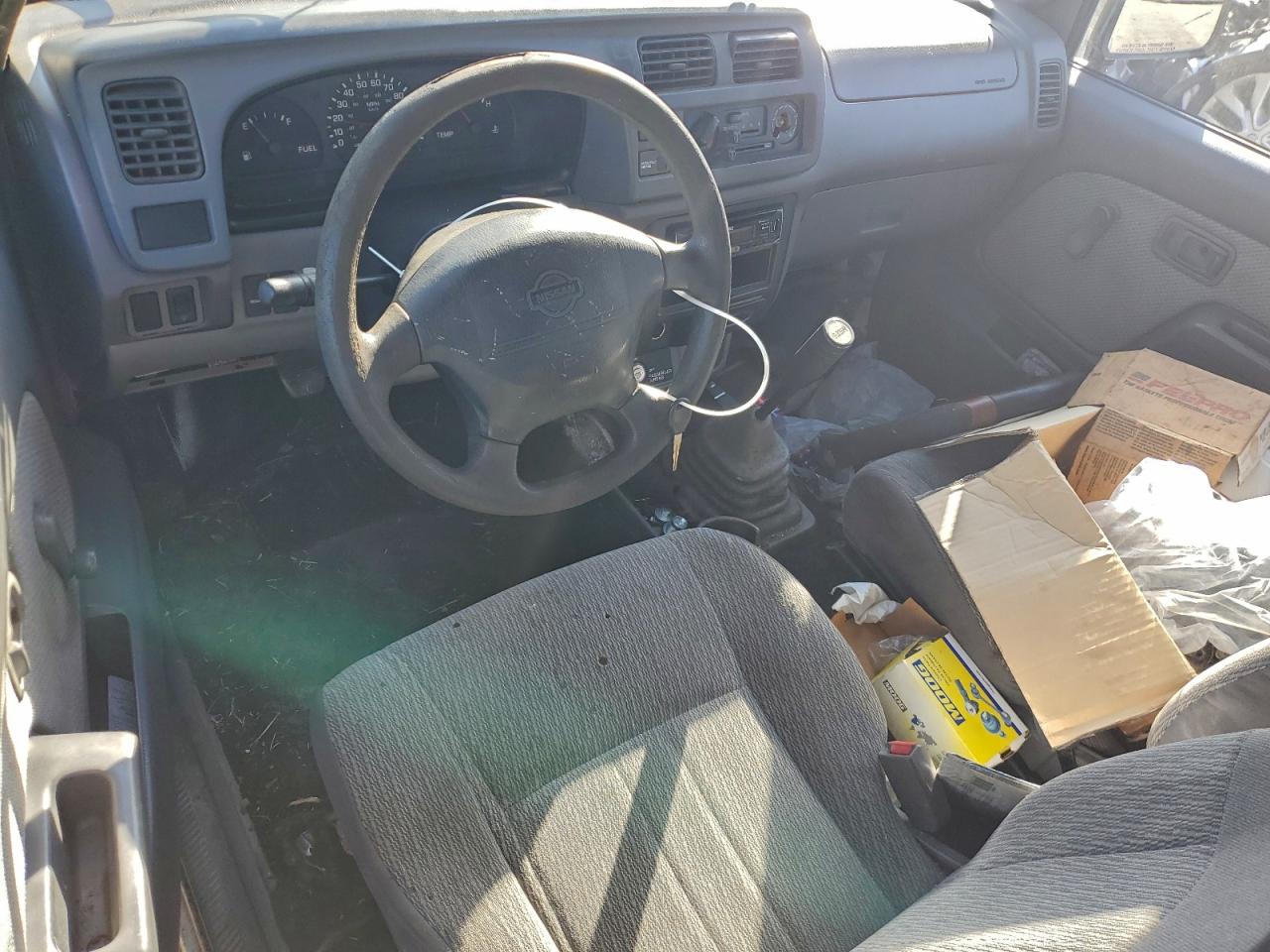 Nissan Frontier Xe Image 9