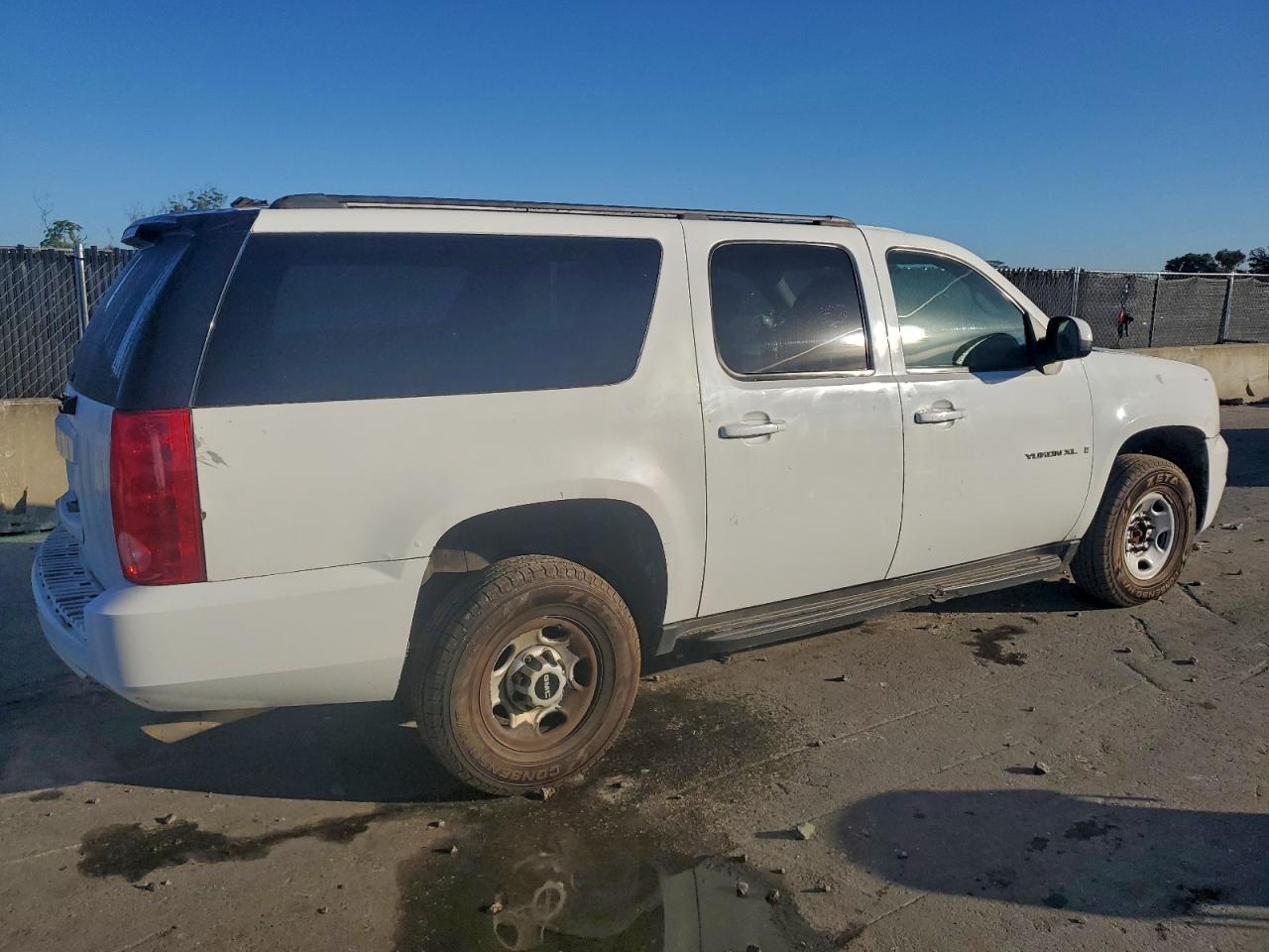GMC Yukon K2500 Image 3