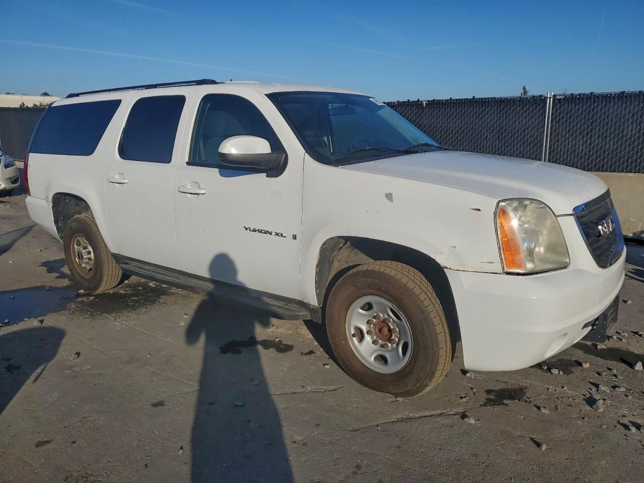 GMC Yukon K2500 Image 8